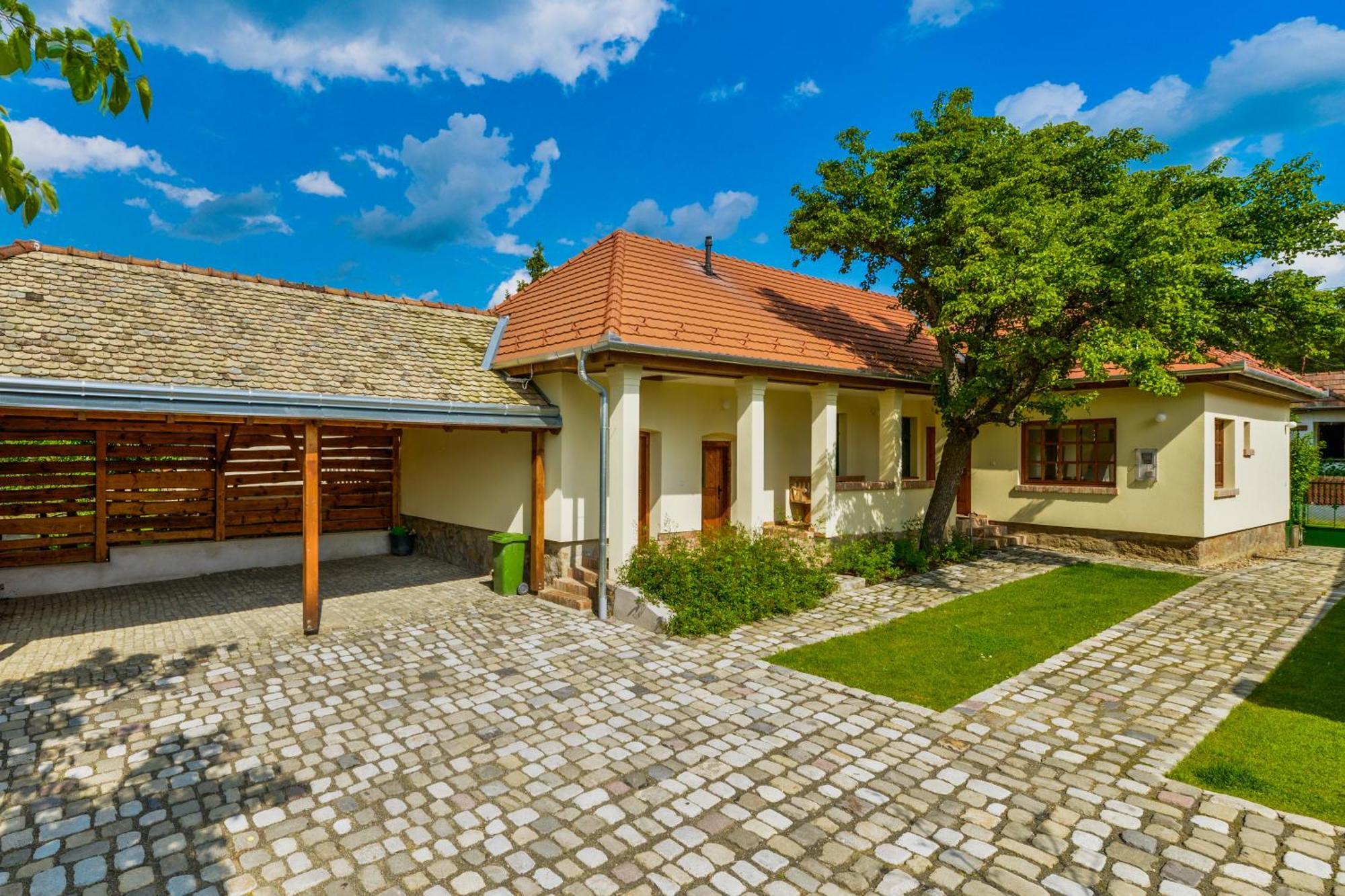 Alsopetenyi Vendeghazak Exterior photo